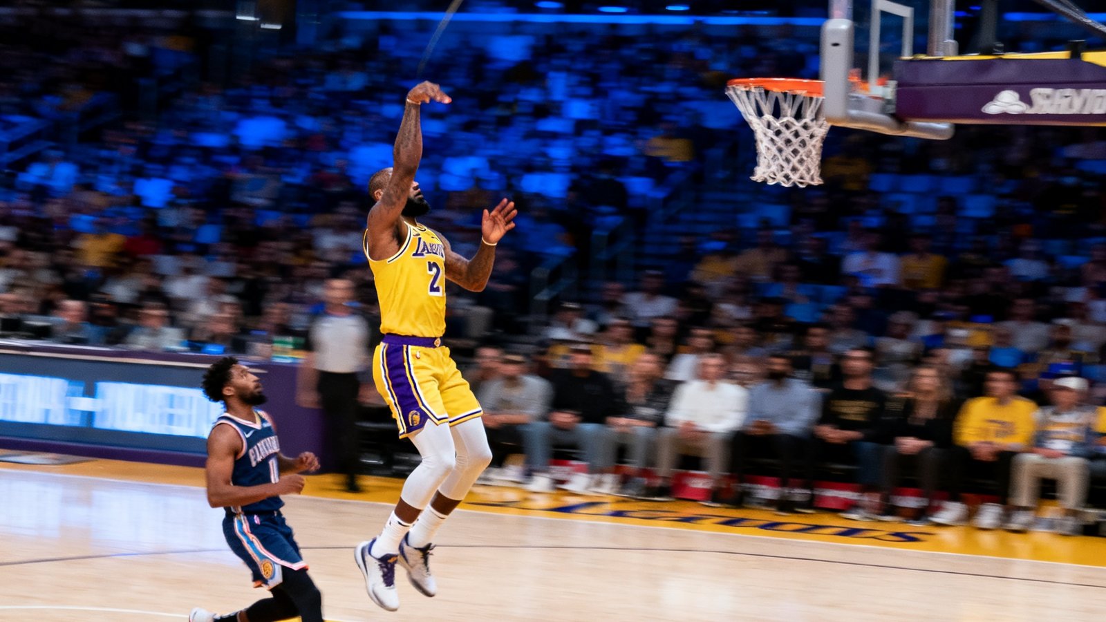 NBA湖人队精彩回放，单进球剪辑画面，包含快攻扣篮和三分球慢动作
